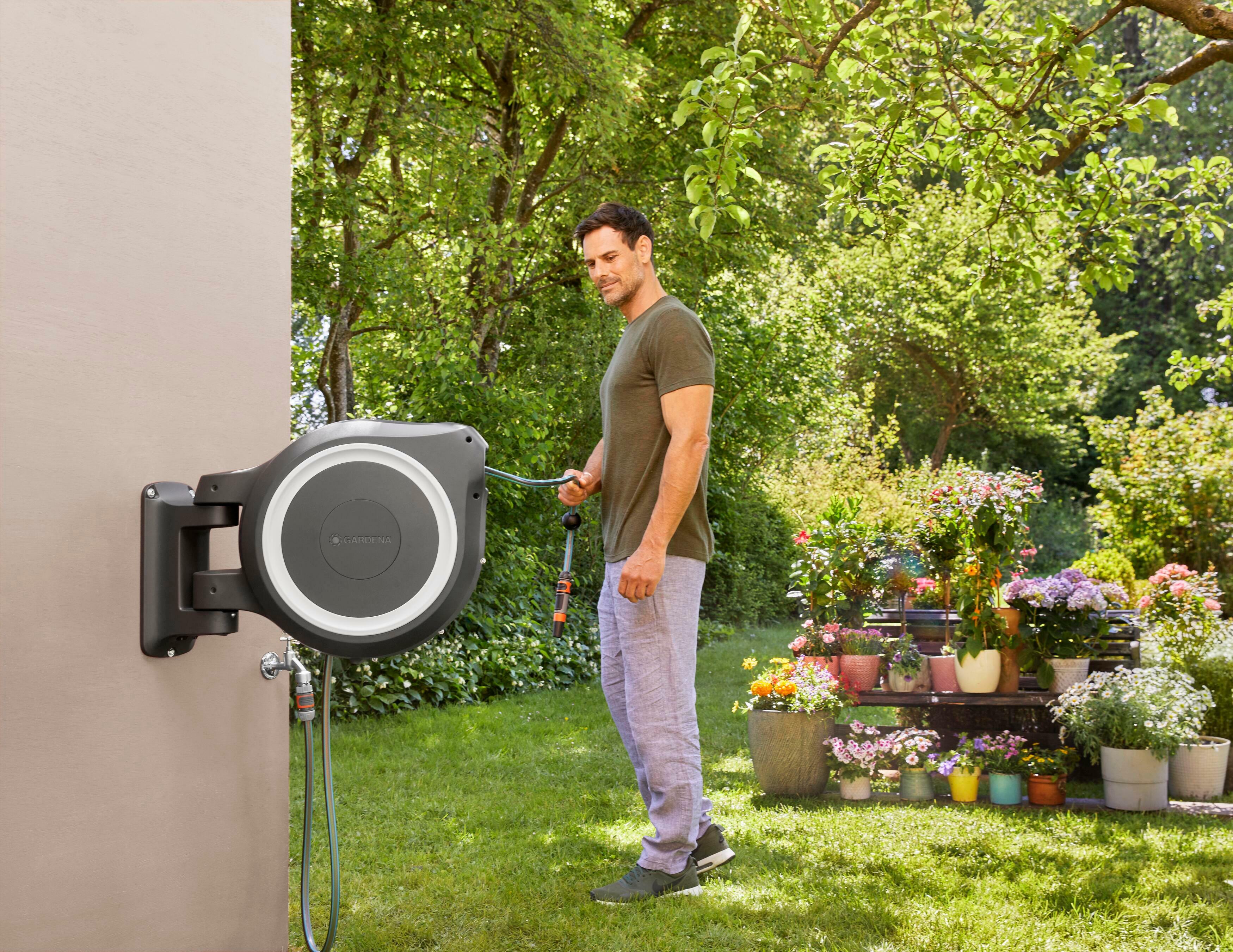 Tuincentrum Amsterdam | Gardena Wandslangenbox 25 roll-up automatic