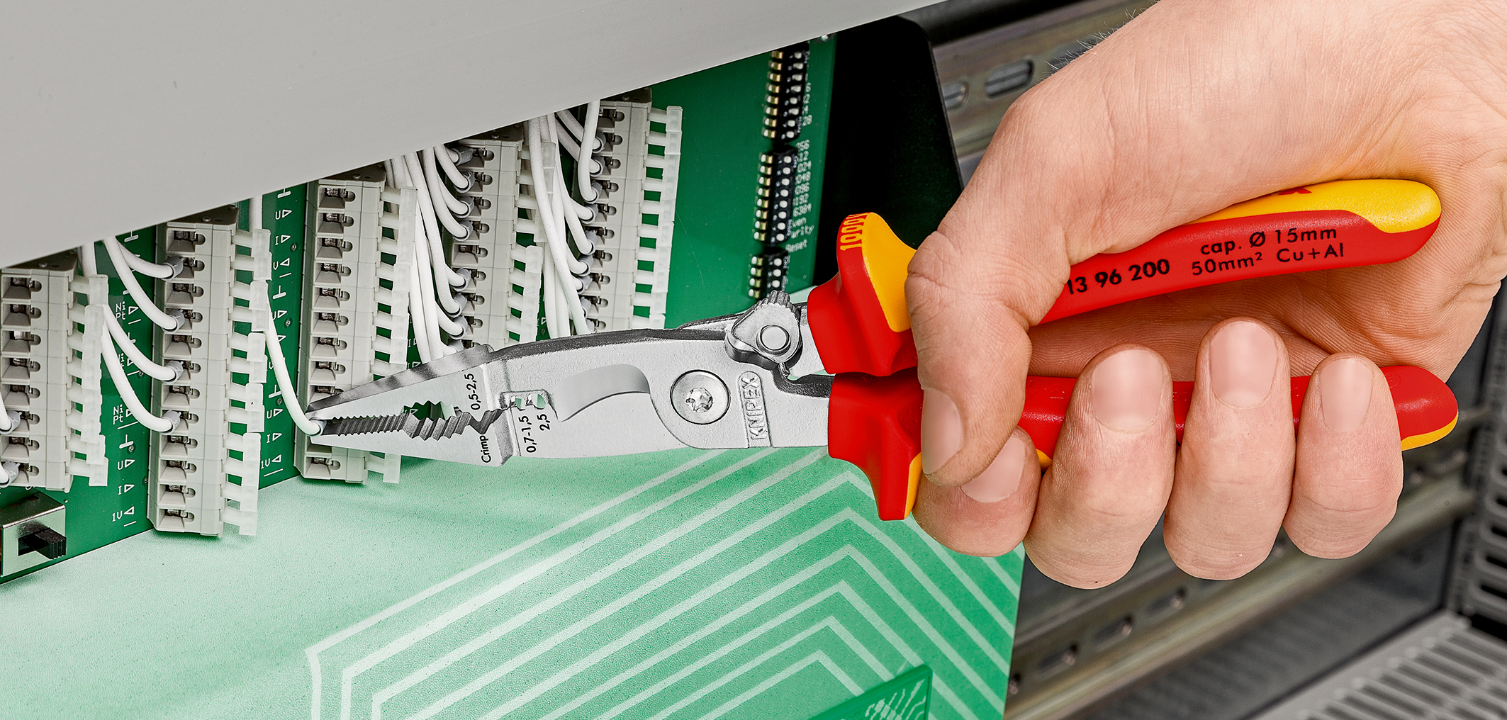 Pince pour installations électriques à ressort d'ouverture Isolation VDE, avec œillet de fixation, Longueur totale: 200mm | Hoffmann Group Pince pour installations électriques à ressort d'ouverture Isolation VDE, avec œillet de fixation, Longueur totale: 200mm | Hoffmann Group