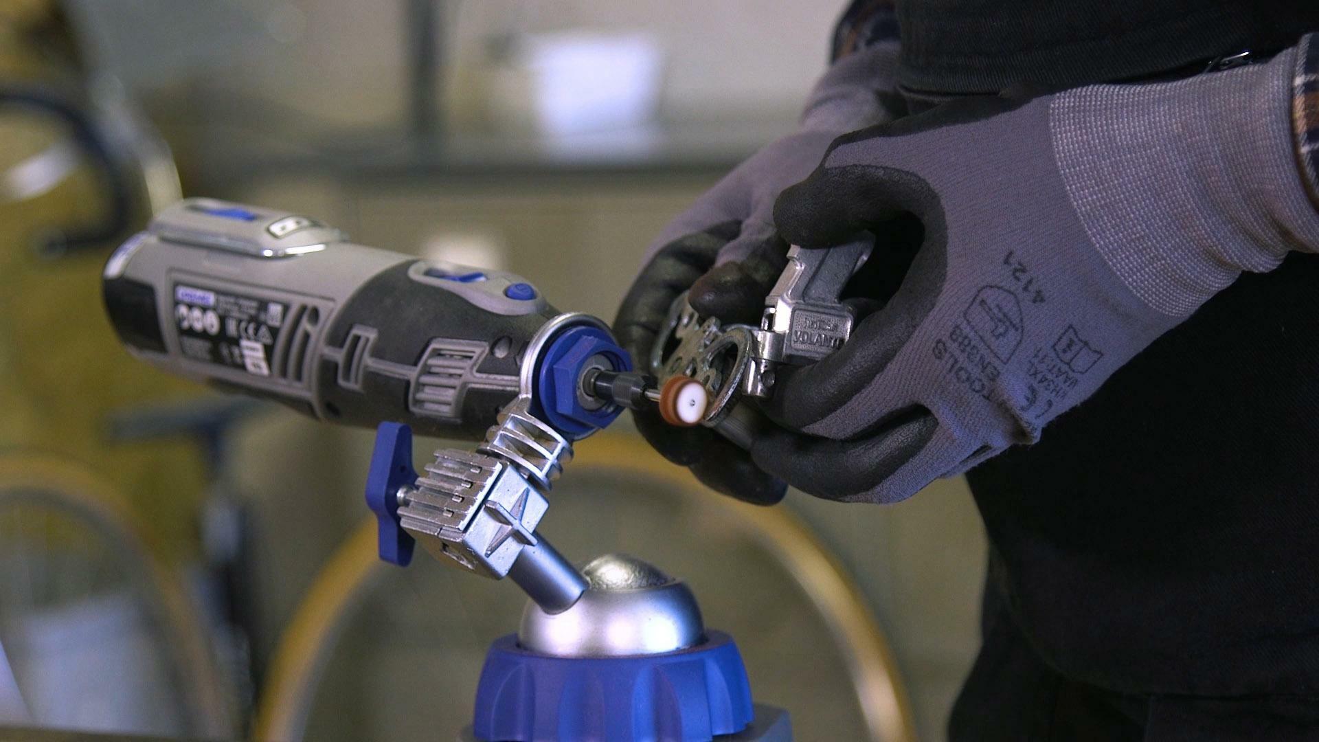 Étau Multi-Vise Dremel 3-en-1 Bleu/Gris - Serre-Joint Autonome, Porte-Outil Et Étau Stationnaire